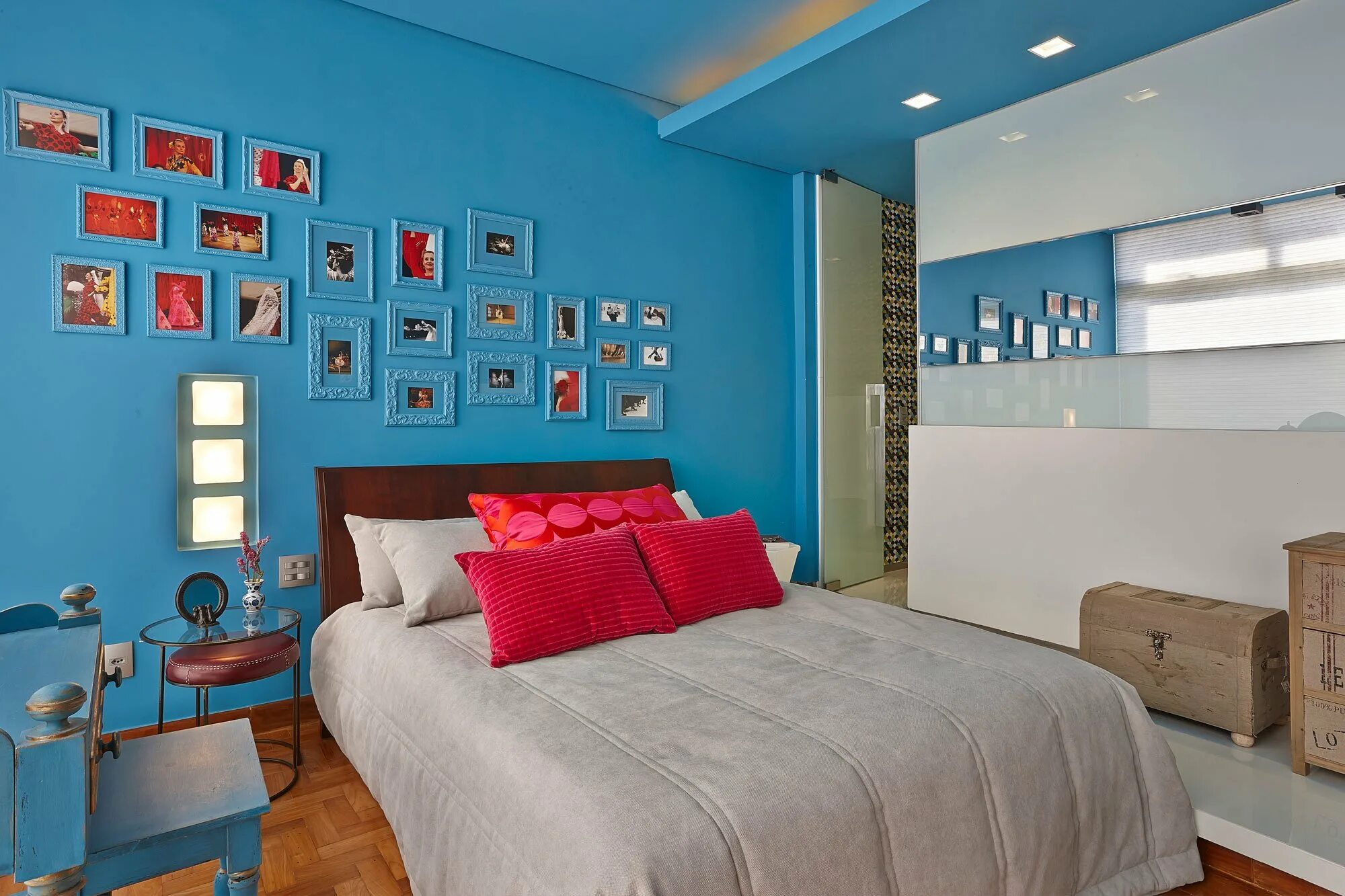 Крашеные стены. Яркая спальня. Спальня в ярких тонах. Цветные стены в интерьере. Разноцветные стены в спальне.