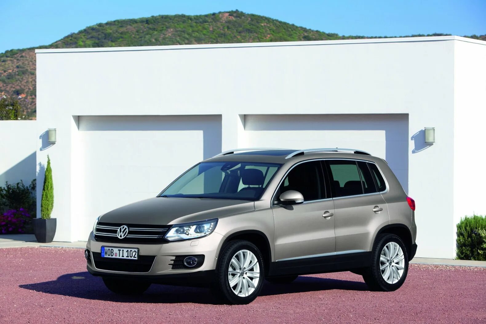 Машина volkswagen tiguan. WV Tiguan 2011 2.0. Tiguan 2011. Tiguan 2012. Volkswagen Tiguan i (2007-2016).