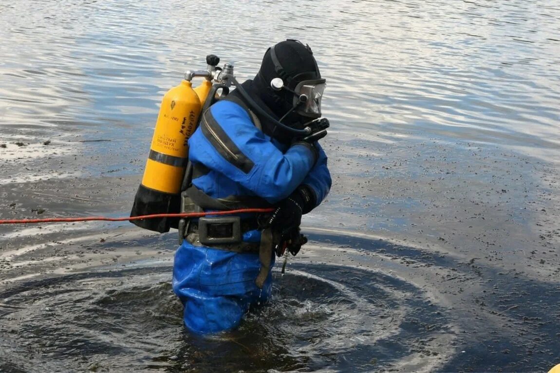 Спасатель водолаз МЧС. Водолазы СОГБУ ПСЦ Смоленск. Спасатели ныряльщики. Водолаз на водохранилище. Согбу пожарно спасательный