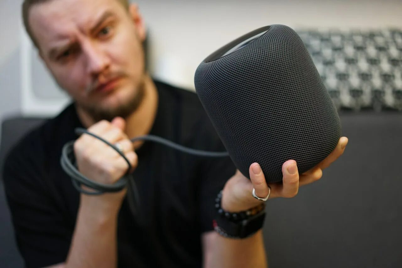 Нтв умные вещи. Яндекс станция алиса. Умная колонка philips. Стенд яндекс алиса. Элари смарт колонка.