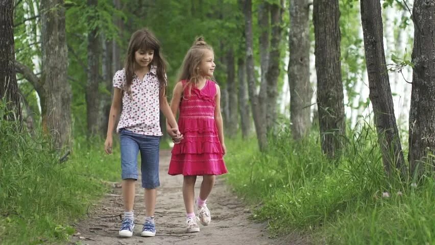 6 Сестёр парк. Little outdoors Ltd. Sister and brother walk in the Park.