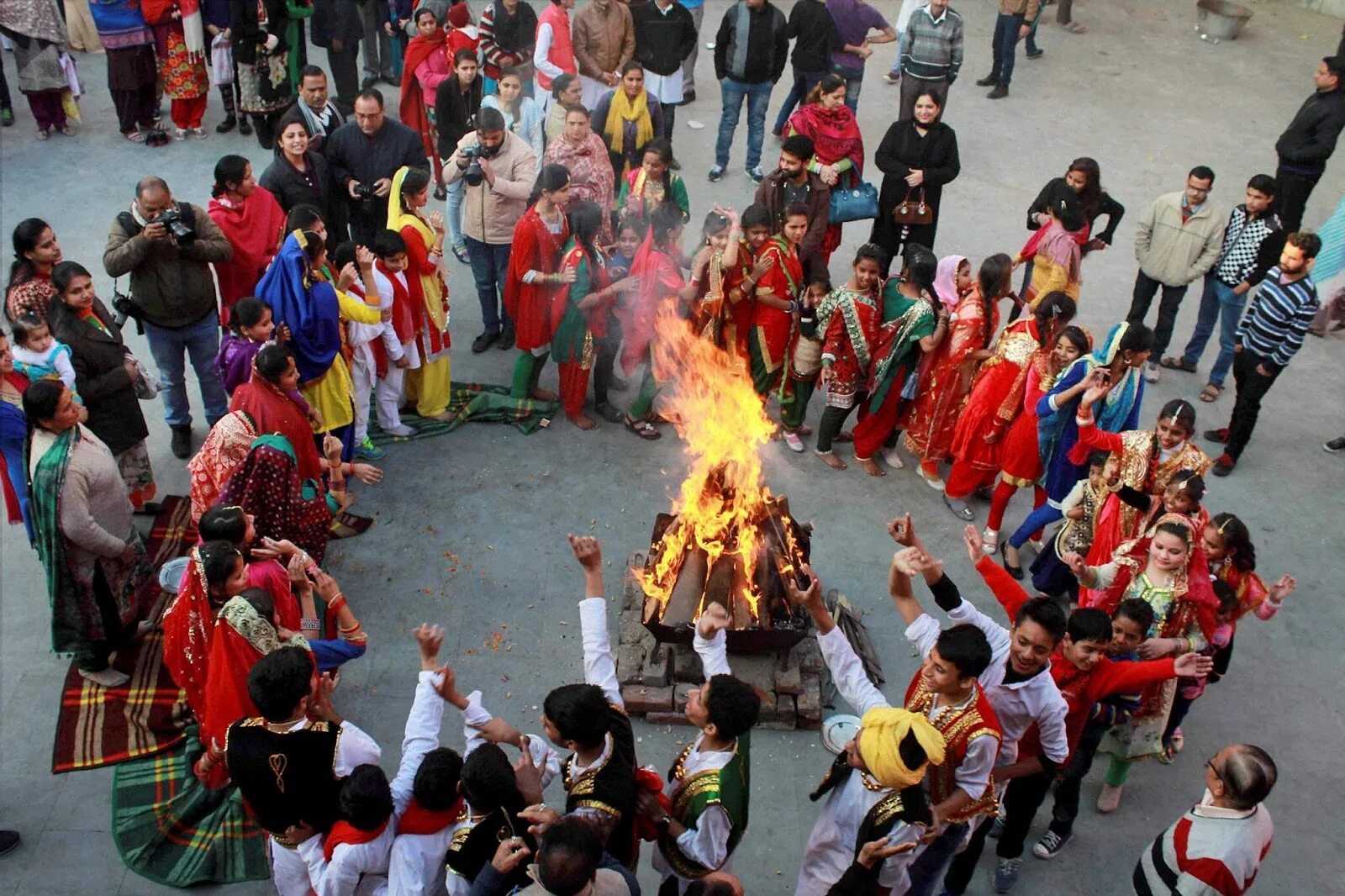 History and traditions. Лори (Lohri) — Индия. Лохри фестиваль Индия. Праздник Лори в Индии. Праздник Холи в Индии сжигание чучела.