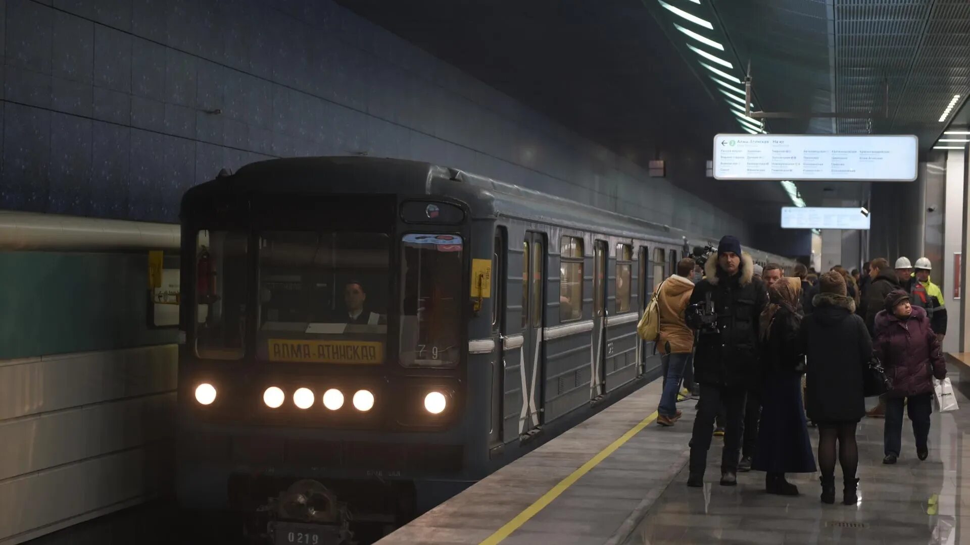 Поезд метро. Стоят поезда на зеленой ветке. Стоят поезда на зеленой ветке. Стоят поезда на зеленой ветке. Поезда на синей ветке.