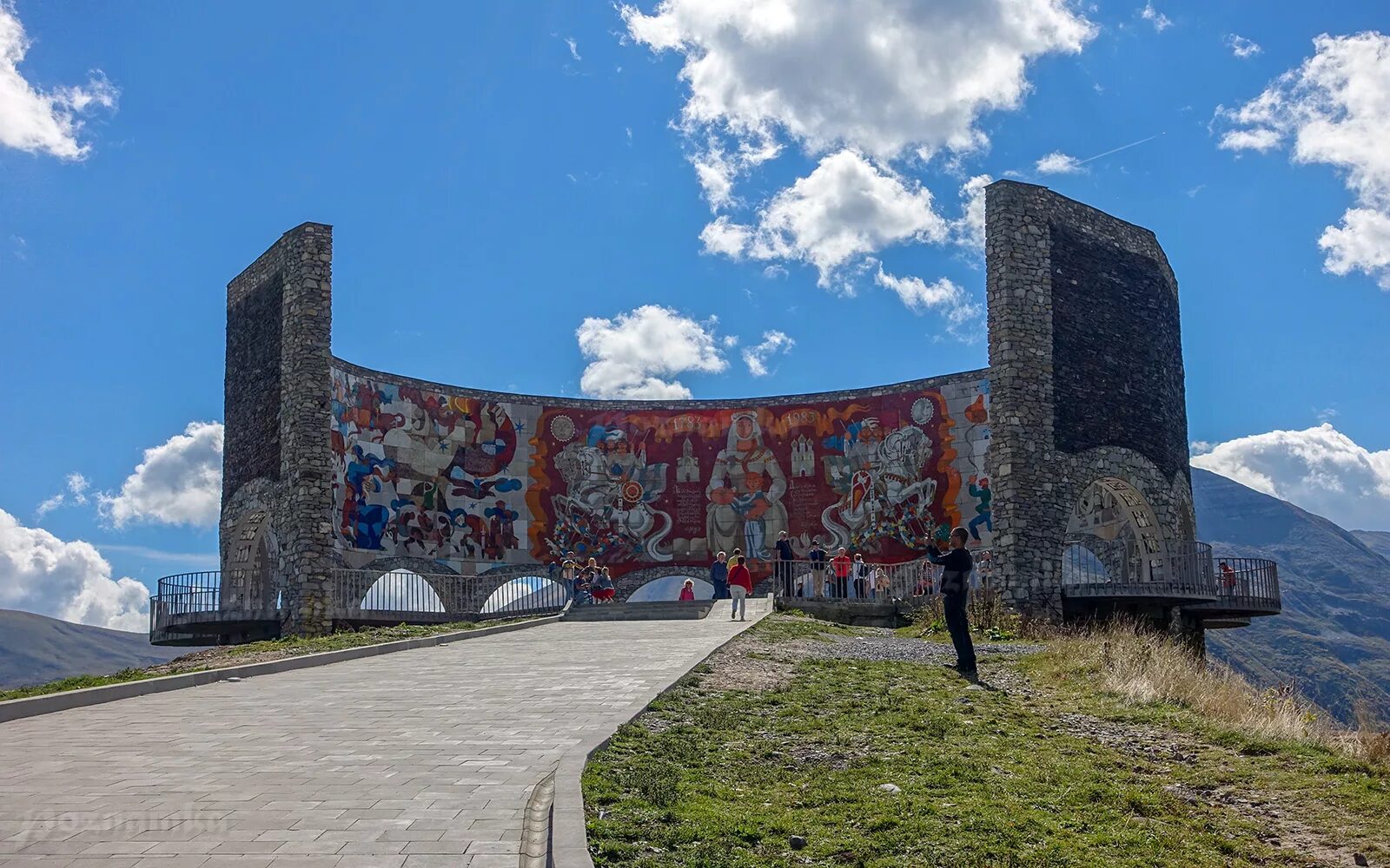 Арка дружбы. Арка дружбы народов Казбеги. Арка дружбы народов (крестовый перевал). Тбилиси арка дружбы народов. Гудаури арка дружбы народов.