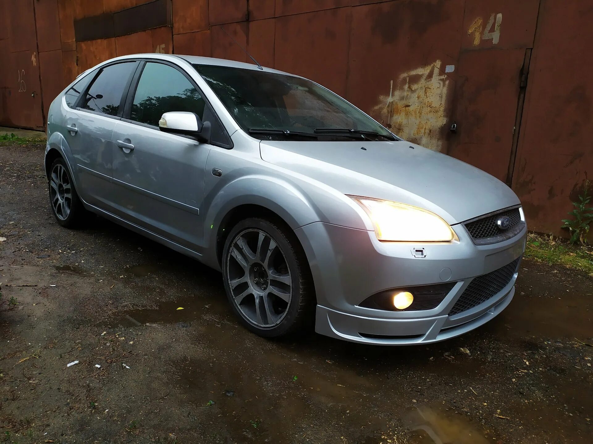 Купить форд фокус 1 на авито. Ford Focus 2 r16. Ford Focus 2 хэтчбек r18. Ford Focus 2 2007 r16. Ford Focus 2 фокус.