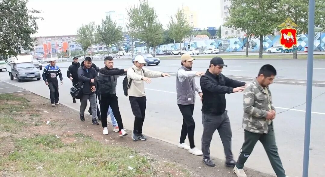 Задержанные мигранты новый год. Криминальная милиция. Нелегал рейд в москве. Мигранты и полиция. Рейд по мигрантам в россии.