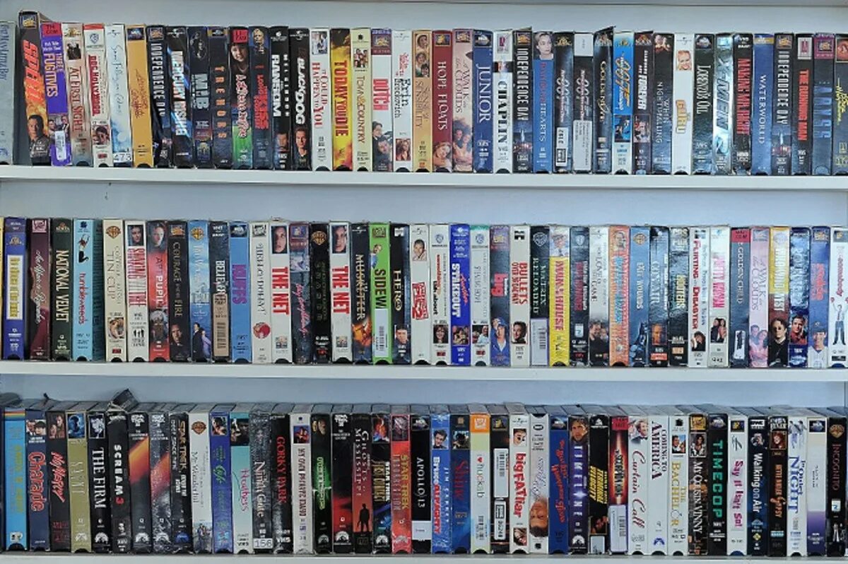 Vhs что это. Видеокассета ВХС. MCM 90'S видеокассеты VHS. Видеокассеты VHS 80х производители. DVD кассета.