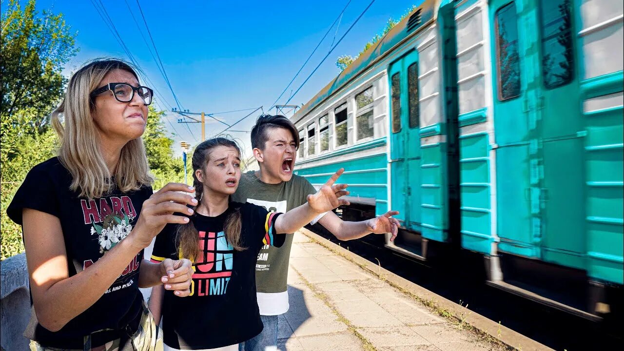Настя переехала в деревню 23 года. Funny friends маша уезжает. маша прогуляла школу. маша ксюша кирилл соня настя. маша и кирилл видео.