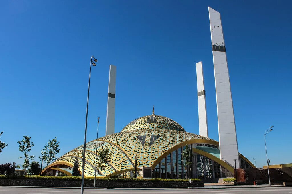 Резиденция кадырова в грозном. Кадыров сердце. Сердце кадырова. Мечеть имени ахмата кадырова сердце чечни. Сердце кадырова.