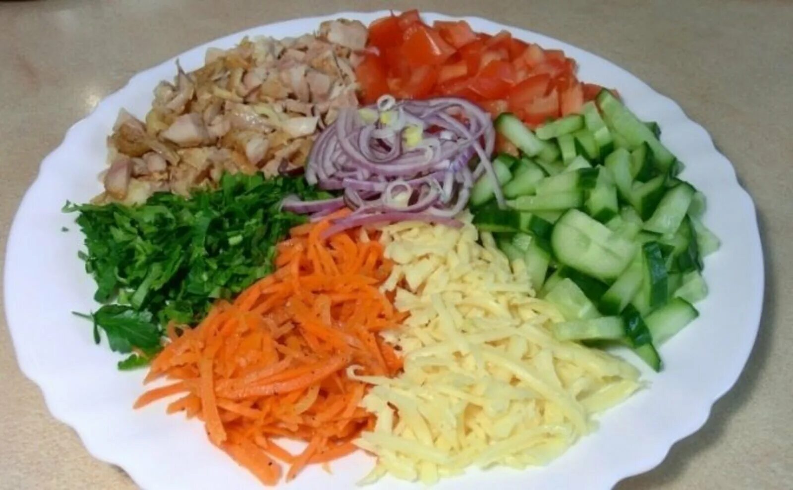 Салат семь холмов. Салат радуга с кириешками. салат радуга кукуруза кириешки. салат радуга морковча. салат радуга с чипсами и корейской морковкой и колбасой.