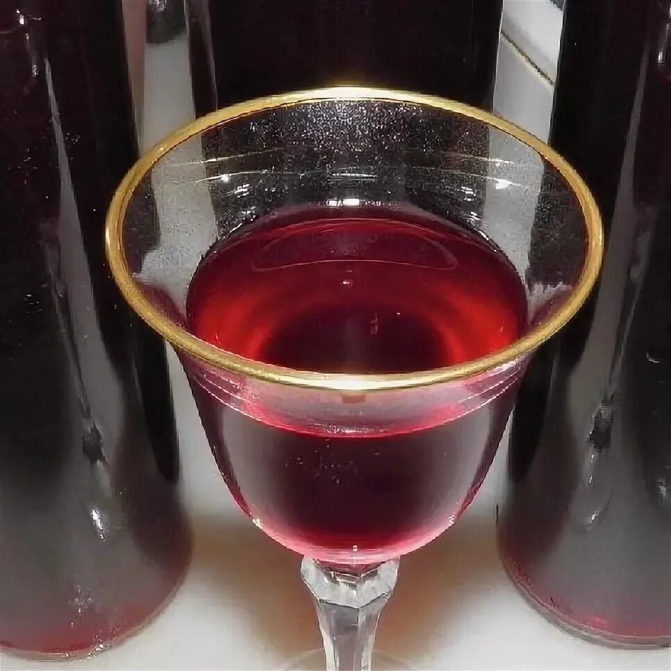 Вино на вишневых листьях. Брожение вина. вино из клюквы пятерочка.
