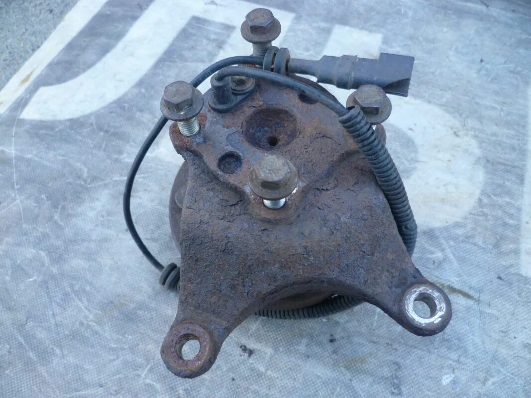 Ступица форд фокус 1. Задняя ступица с абс форд фокус 1. Подшипник задней ступицы форд фокус 1. Фокус 1 задний ступичный подшипник. Кулак новый ступица форд фокус 1.