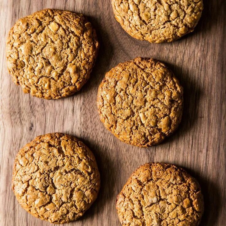 Печенье с шоколадной крошкой. Печенье с изюмом. Печенье well. Oatmeal cookies.