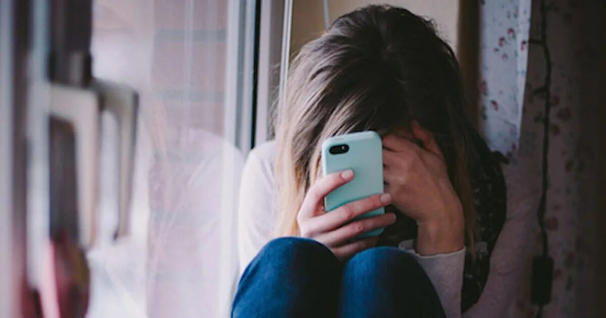 Грустная женщина. Плачешь на звонок. Картинки на телефон девушки. Плачешь на звонок. Девушка с телефонной трубкой.
