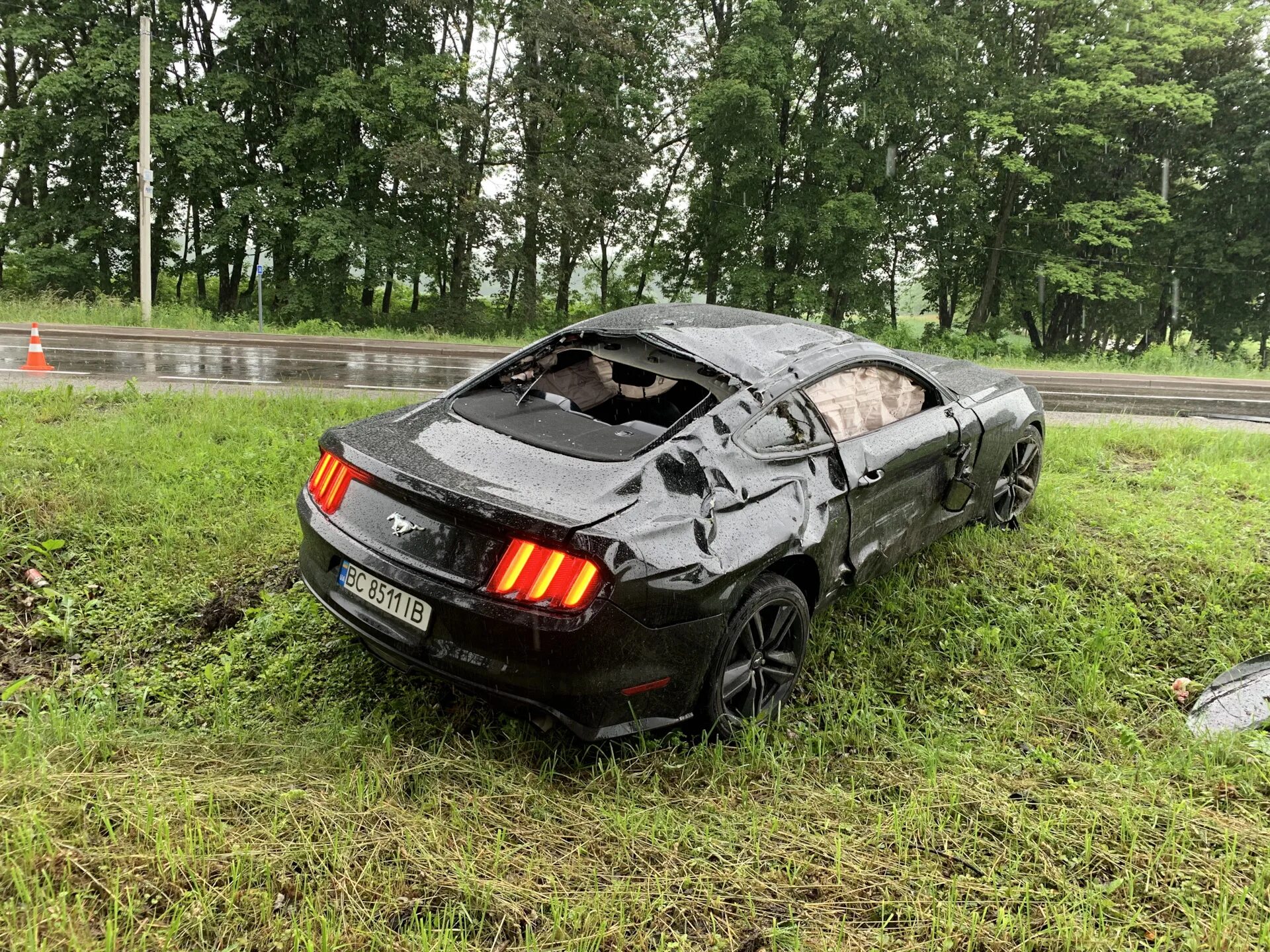 Ford mustang gt crash. Аварии мустанг. Дтп форд мустанг волгоград. Разбитый форд мустанг. Аварии мустанг.