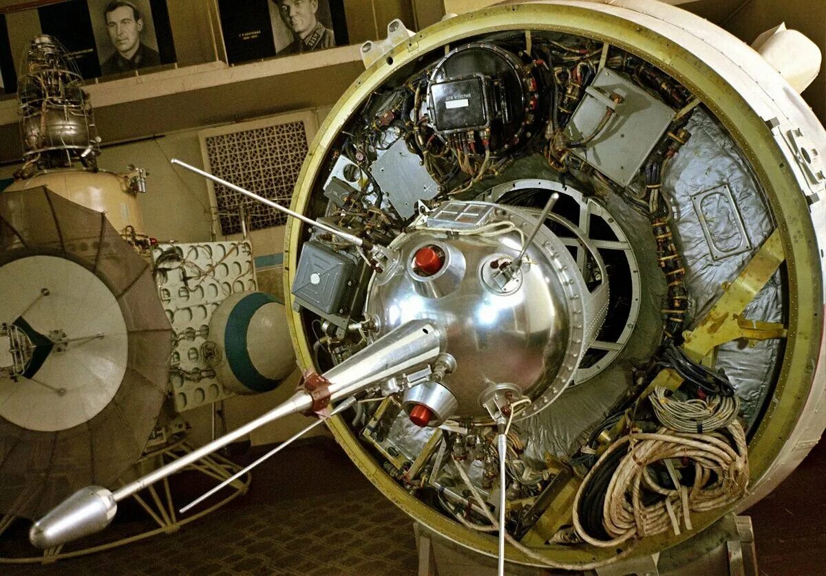 Второй советский спутник. Луна-2 автоматическая межпланетная станция. АМС Луна 1. Луна-1 первая автоматическая межпланетная станция. 2 Января 1959 года запущена первая Советская межпланетная станция Луна-1.