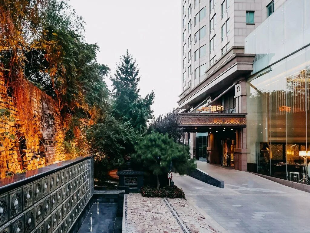 Beijing marriott hotel northeast. Санлитун пекин. Цзяньгомэнь. Санлитун пекин. Beijing pudi hotel.