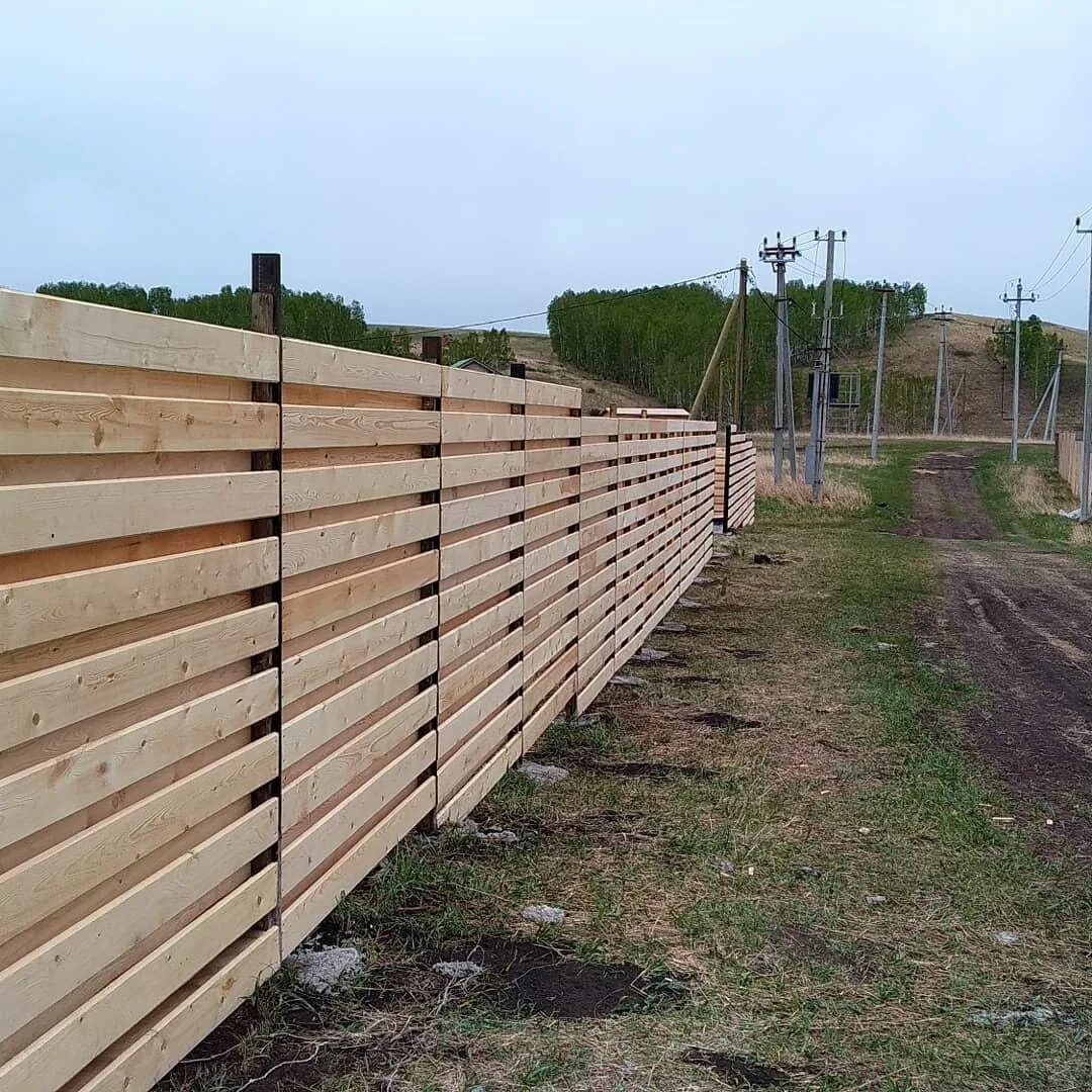 Деревянный забор. Забор деревянный горизонтальный. Забор из досок горизонтальный. Штакетник деревянный горизонтальный. Сколько стоит метр деревянного забора