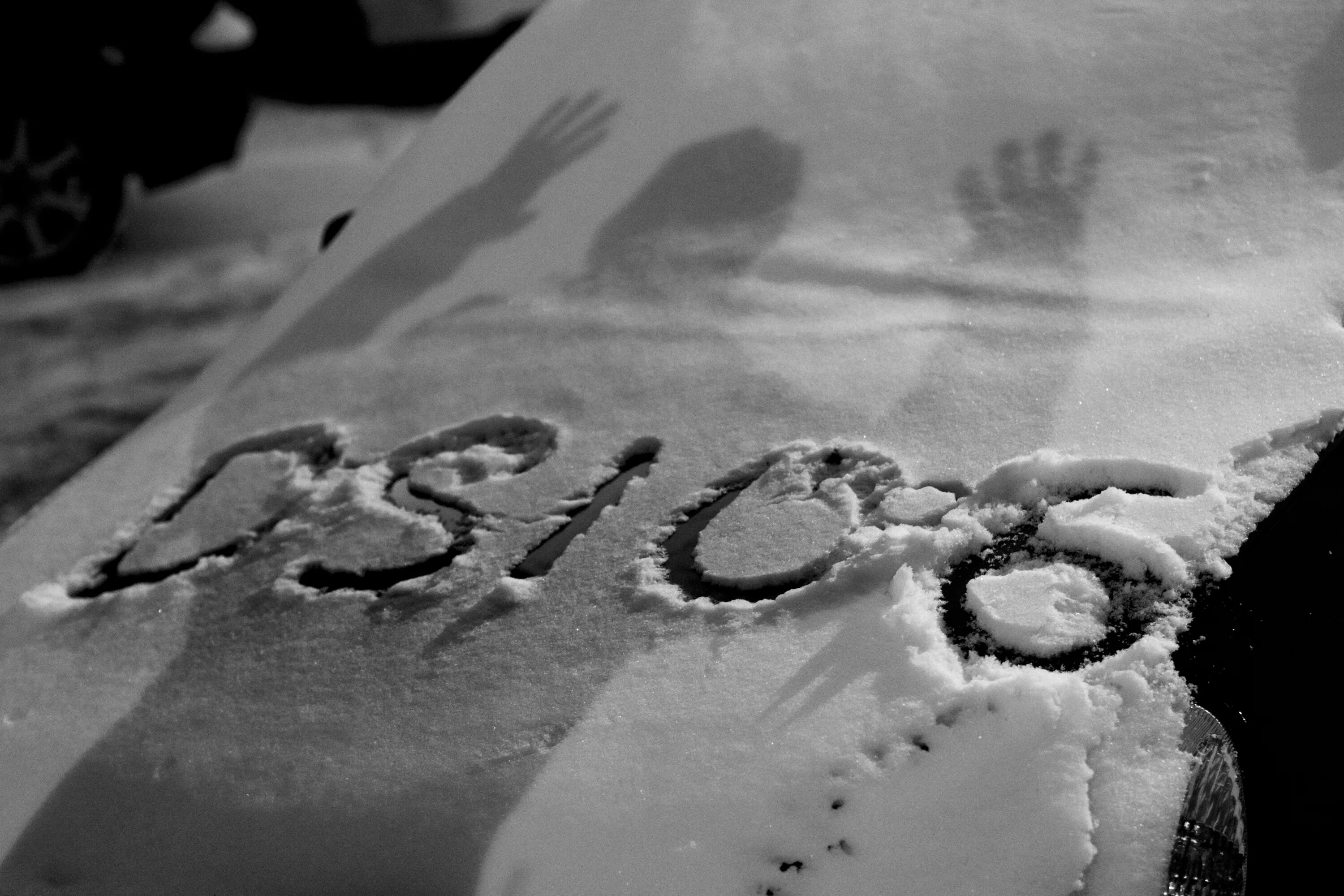 Черный снег. Черный снег картинка. Сердце на снегу. Снег и лед черно белое. Бывает черный снег