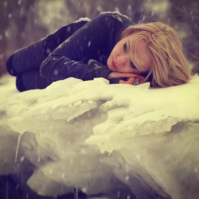 Холод одиночества. Девушка в пальто на ветру. Бедная девушка. Грустный арт. Холодно но я не о погоде.