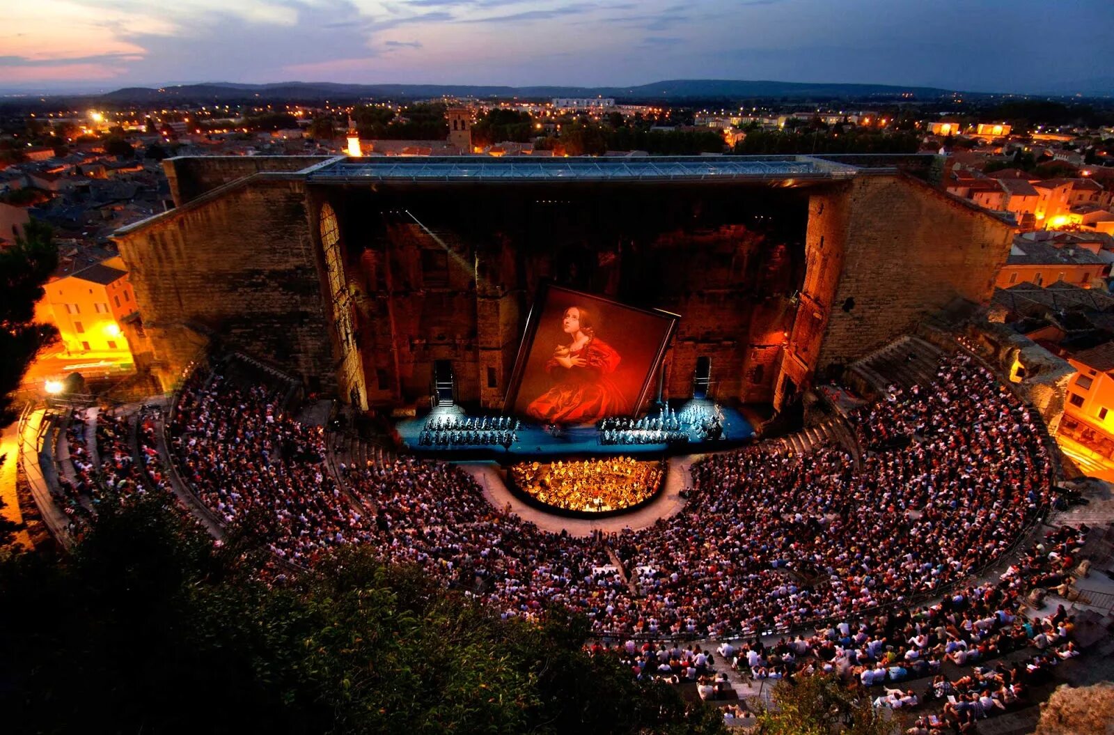 Le theatre. Античный театр d'Orange, Франция. Le Théâtre Antique d’Orange (Франция, оранж). Античный театр в Араузионе. Франция город оранж древнеримский театр.