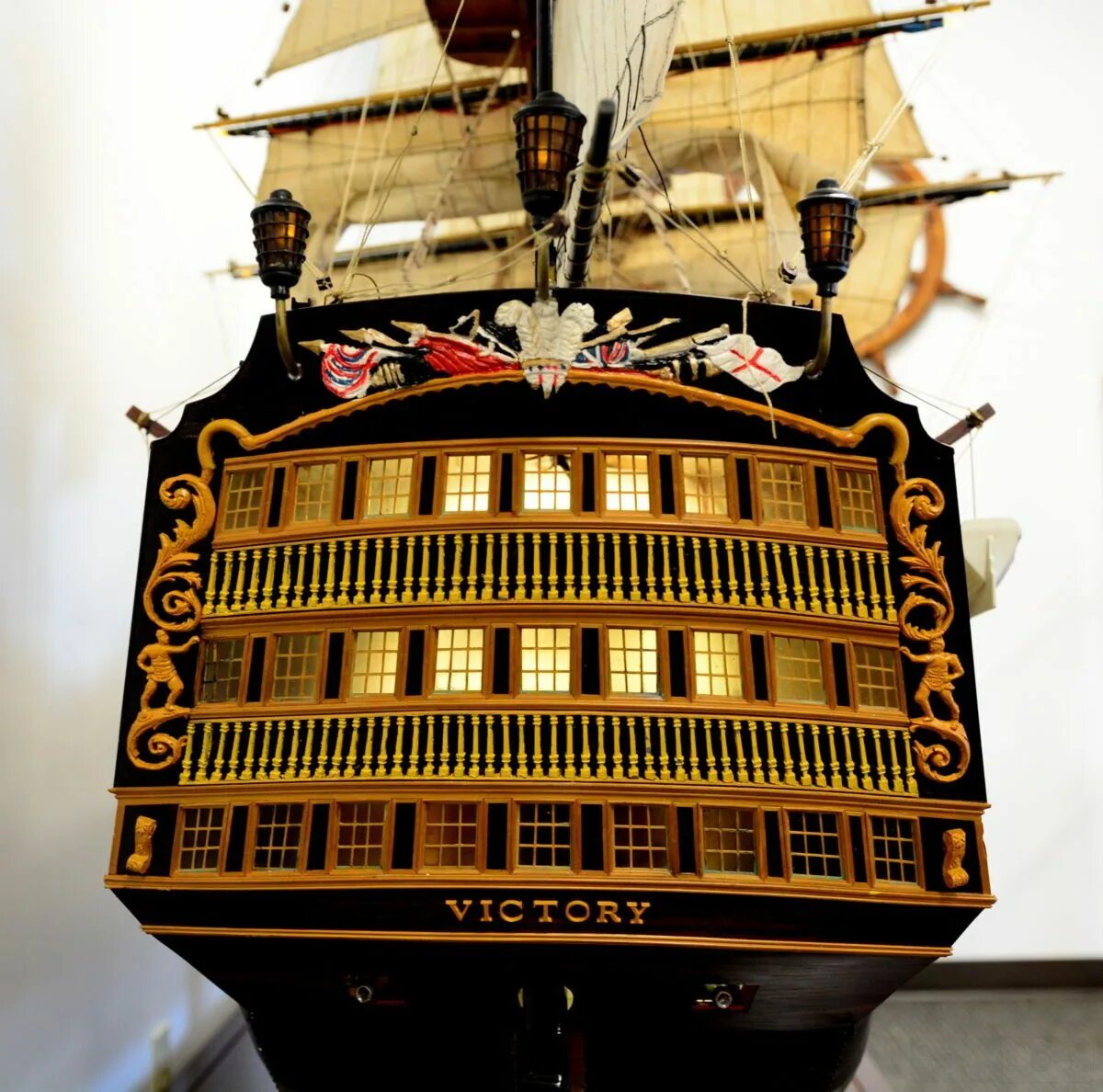 Корма это у корабля. Hms victory. hms victory штурвал. корма корабля виктори. корма hms.