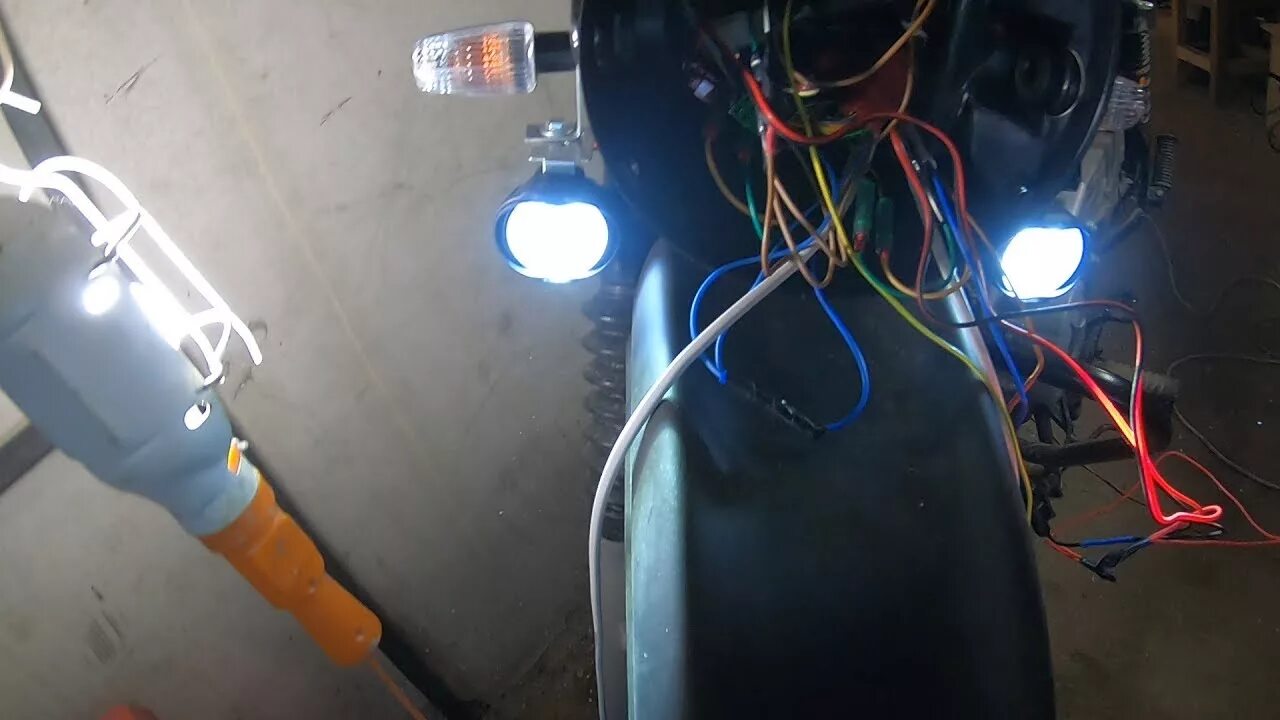 Как установить дополнительный свет. Bajaj boxer 150 x дополнительный свет. дхо на мотоцикл. дневные ходовый в мотоцикл. доп свет на мотоцикл установка.