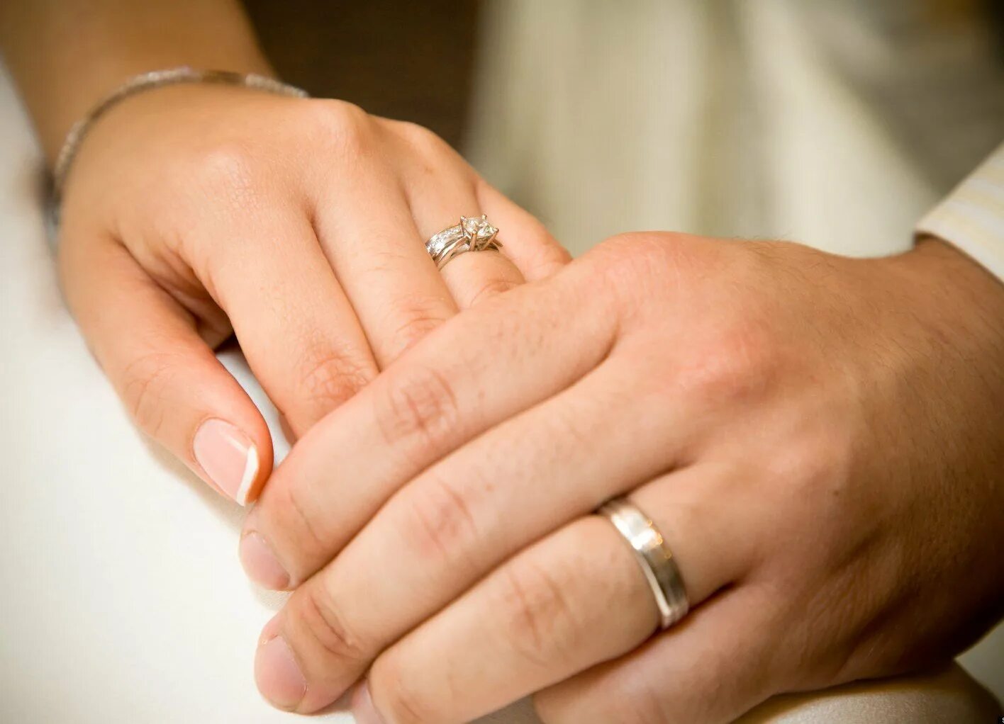 Обручальное кольцо на пальце. Пуки с обручальными кольцами. Свадебные кольца на пальцах. Обручальные кольца на руках.