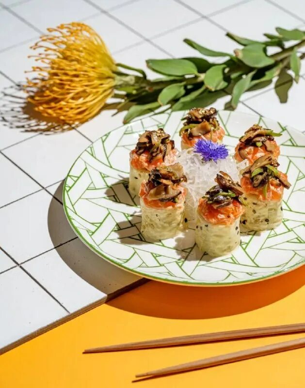 Роллы с трюфелем. Ролл масаго маки. Ай ролл трюфель размер. Ролл трюфель. Мега ролл трюфель.