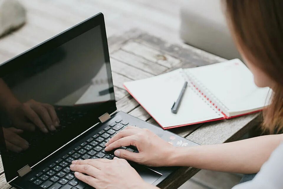 Какой должен быть ноутбук для работы. Ноутбук на светлом фоне. ноутбук работа. фотомодель и ноутбук. женщина печатает на ноутбуке.