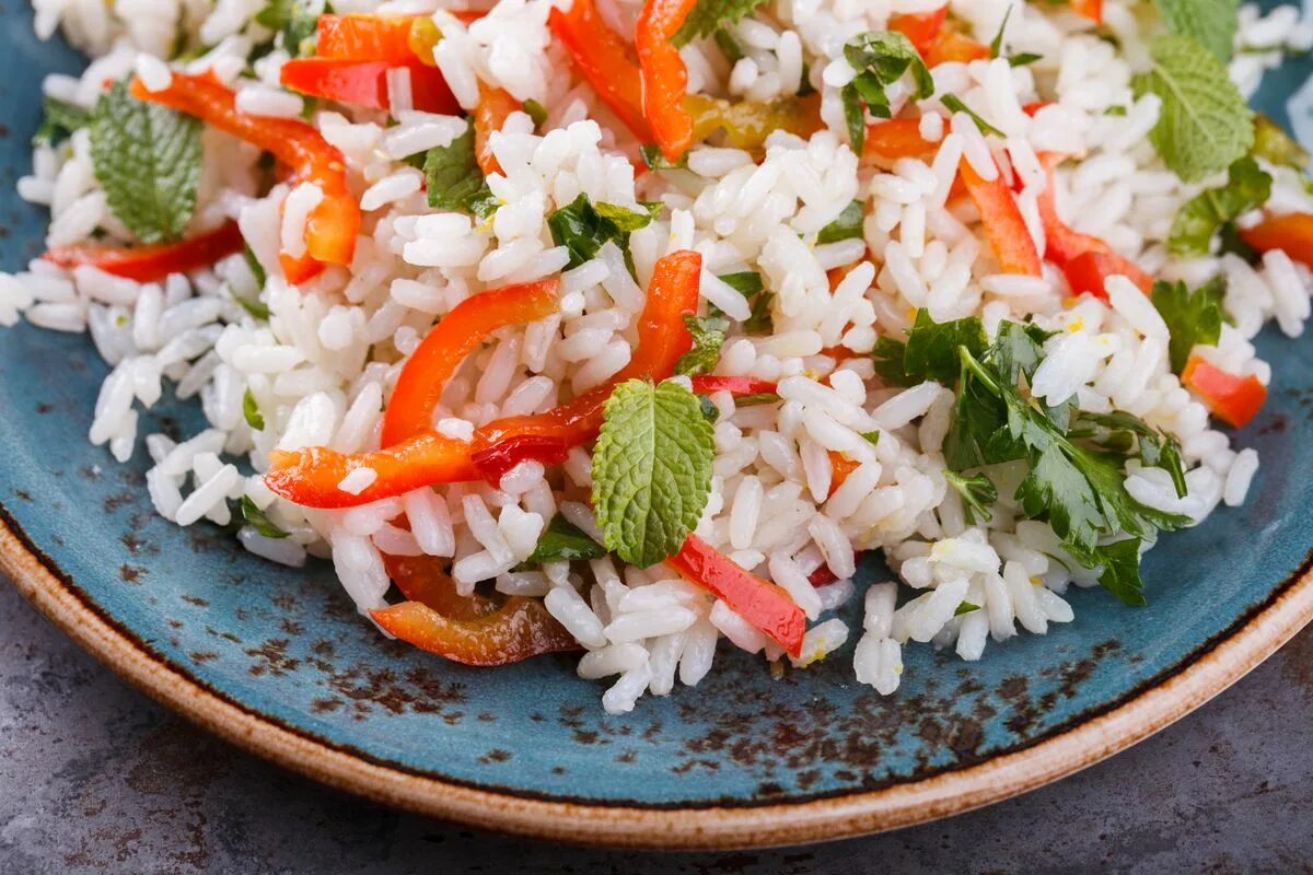 Рис с болгарским перцем. Рис с овощами. Салат с рисом и овощами. Рис с морковным салатом. Рис есть с салатом