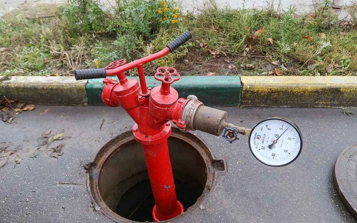 Ствол с манометром для проверки внутренних пожарных кранов. Проверка пожарного водоснабжения. Пожарный гидрант наружного пожарного водопровода. Противопожарный гидрант. Проверка пожарного водоснабжения.