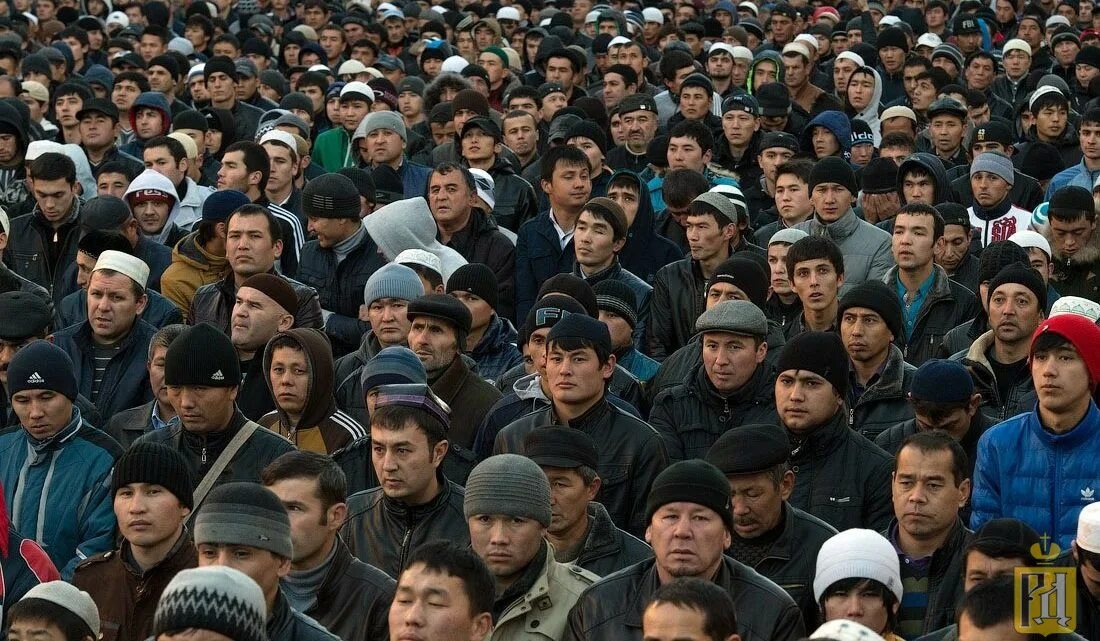 Миграция азии. Толпа таджиков. сборище таджиков. гастарбайтеры из средней азии. толпа мигрантов.