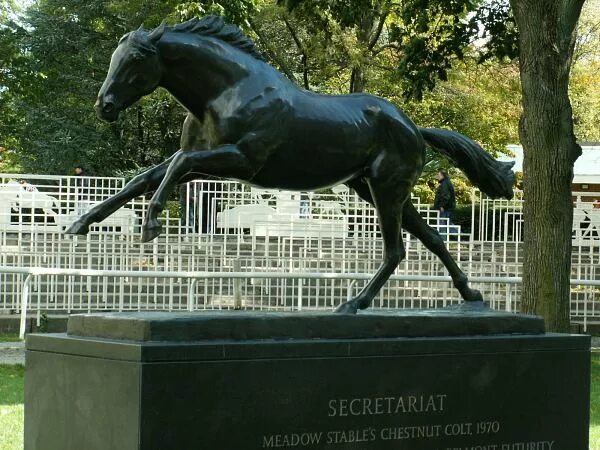 1 секретариат. Памятник Секретариату в Кентукки. Секретариат Барбаро резвая. Бельмонт парк памятник резвой. Памятник к скаковому лошадь резвая.