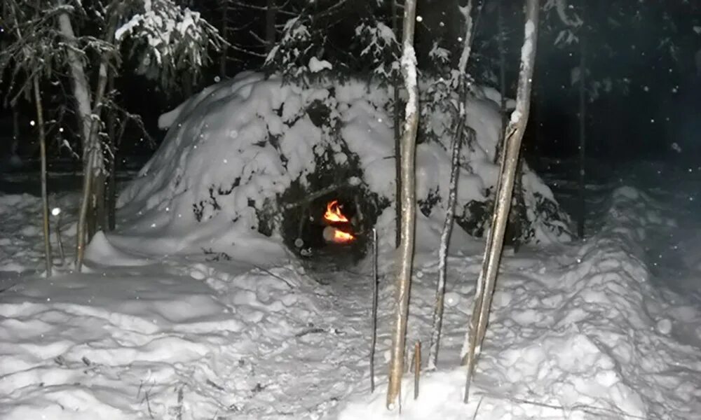 Палатка в лесу. Ночлег в зимнем лесу. Ночую в лесу зимой. Ночлег у костра. Ночлег в лесу зимой.