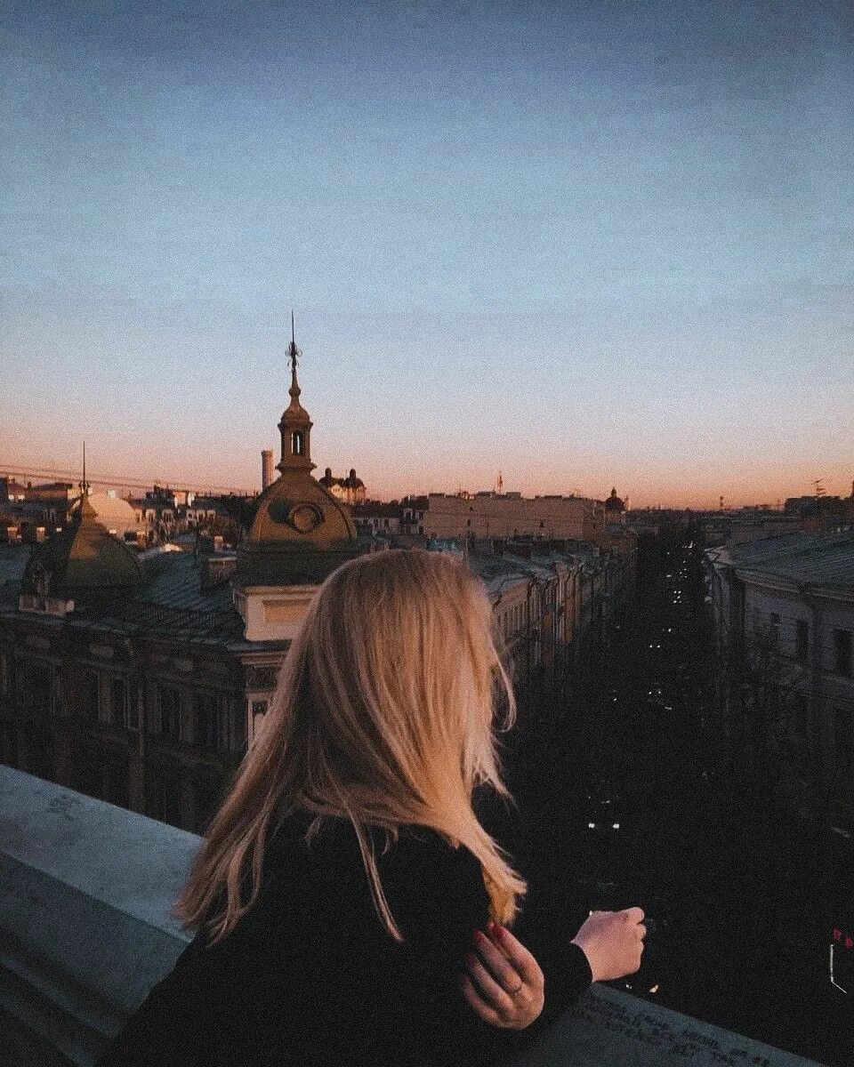 Night blonde. Девушка на крыше. Блондинка ночью. Блондинка в Питере со спины. Блондинка ночью со спины.