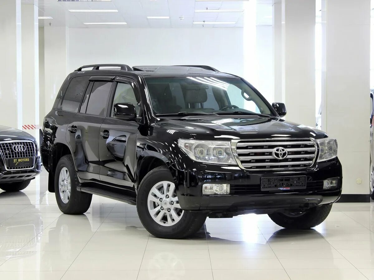 Купить ленд с пробегом в спб. Toyota Land Cruiser 200 Series. Баки ленд Крузер 200. Land Cruiser 200 Paudi. Машина Тойота ленд Крузер 200 черного цвета.