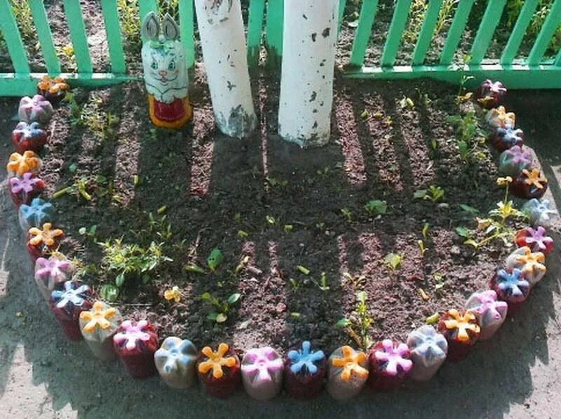 Бордюр из пластиковых бутылок. Заборчик из бутылок для клумбы. клумбы из пластиковых бутылок. украшение клумб пластиковыми бутылками. ограждение для клумбы из пластиковых бутылок.