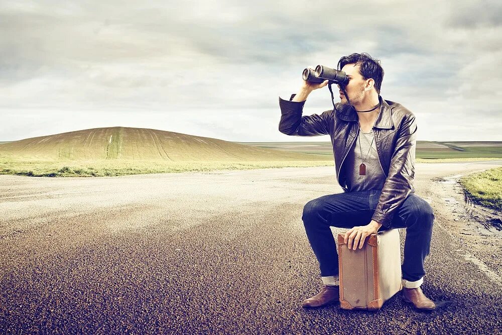 под увеличительным стеклом. как установить алису. включи лучше поиск. мужик с лупой. включить картинки.