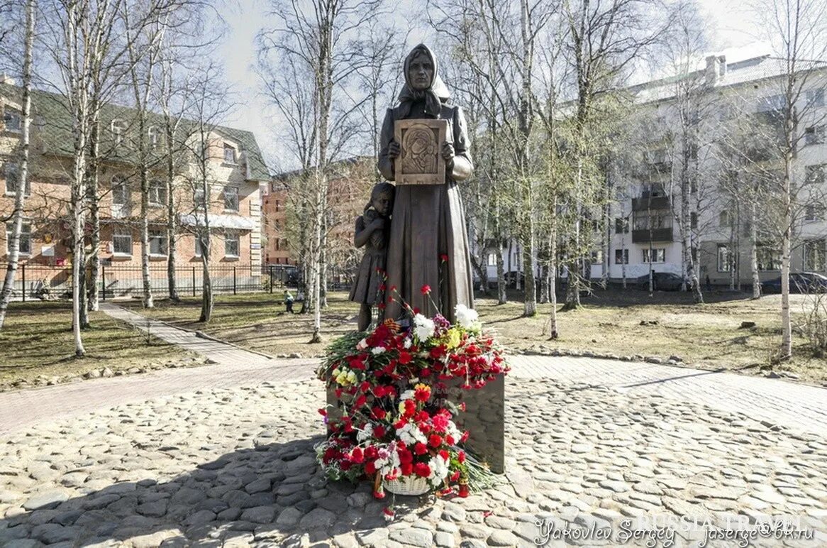 Памятники культуры архангельской области. Памятник жителям военного Архангельска. Памятник «жителям военного Архангельска 1941-45 годов». Архангельск. Жителям военного Архангельска в Архангельске. Памятник воинам Архангельск.