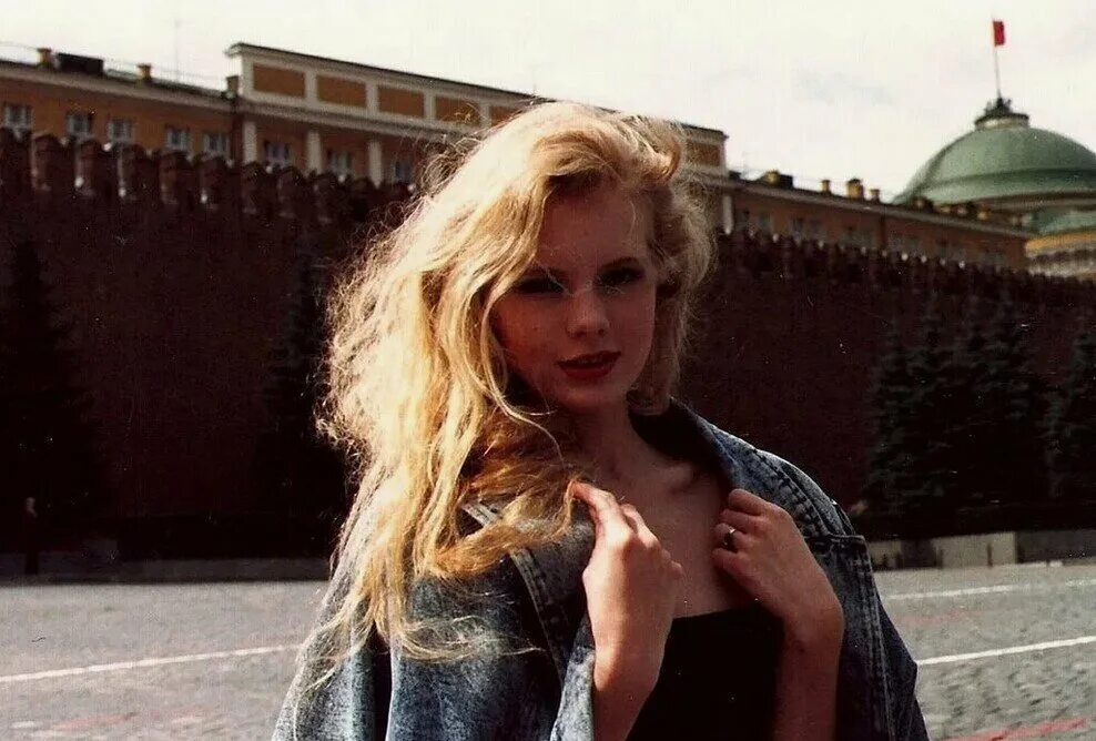 Девушки 1990 годов. Женщины 90-х. Девушка переместилась в 1990 год она. Девушка переместилась в 1990 год она. Девушка на ковре.