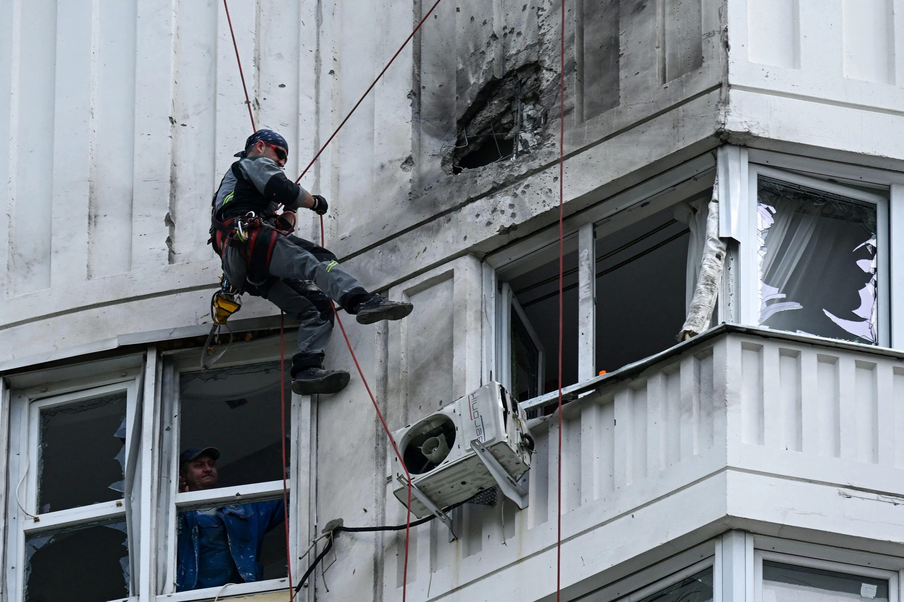 Обстрелы москвы будут. Многоэтажка. Фасад здания с повреждениями. Многоэтажки в России. Обстрел Москвы.