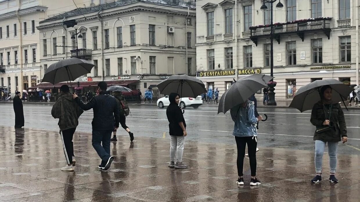 воздух в петербурге сегодня. погода в питере сегодня фото. невский проспект в дождь. воздух в петербурге сегодня. метель в санкт петербурге.