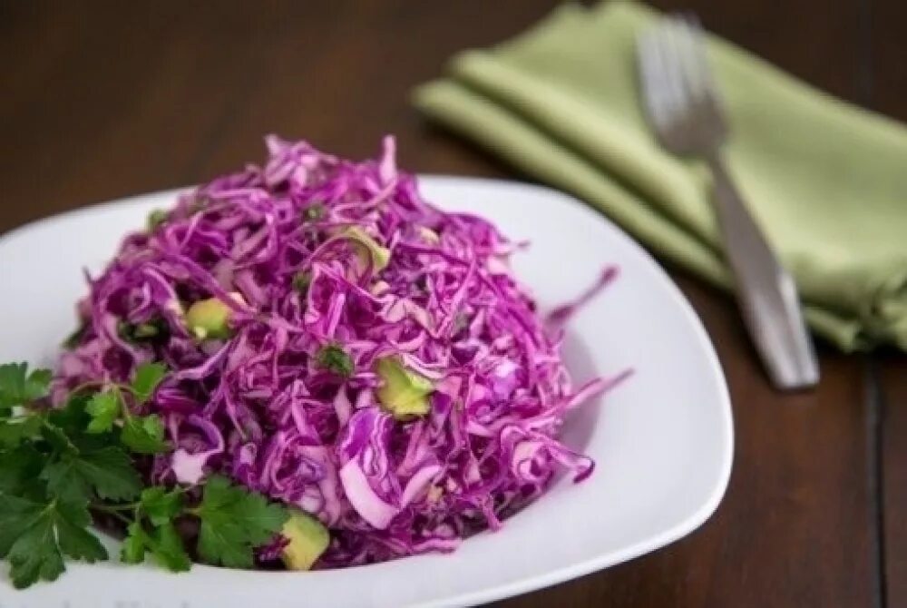 Красная капуста салат рецепт с фото. Салат с краснокочанной капустой. Салат из красной капусты. Салат из краснокочанная кочанной капусты. Салатик из краснокочанной капусты.