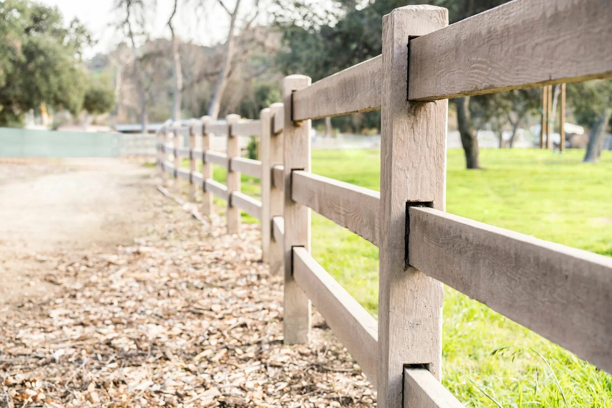 Making fences. Американский забор. Белый забор на даче. Забор деревянный вертикальный. Making fences.