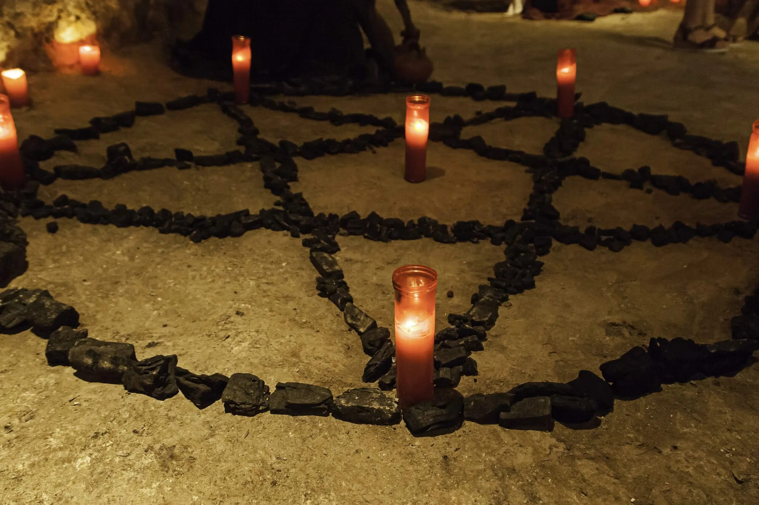 Ритуал признаки. Сатанинский круг со свечами. Пентаграмма из свечей. Пентаграмма на полу со свечами. Магический ритуал.