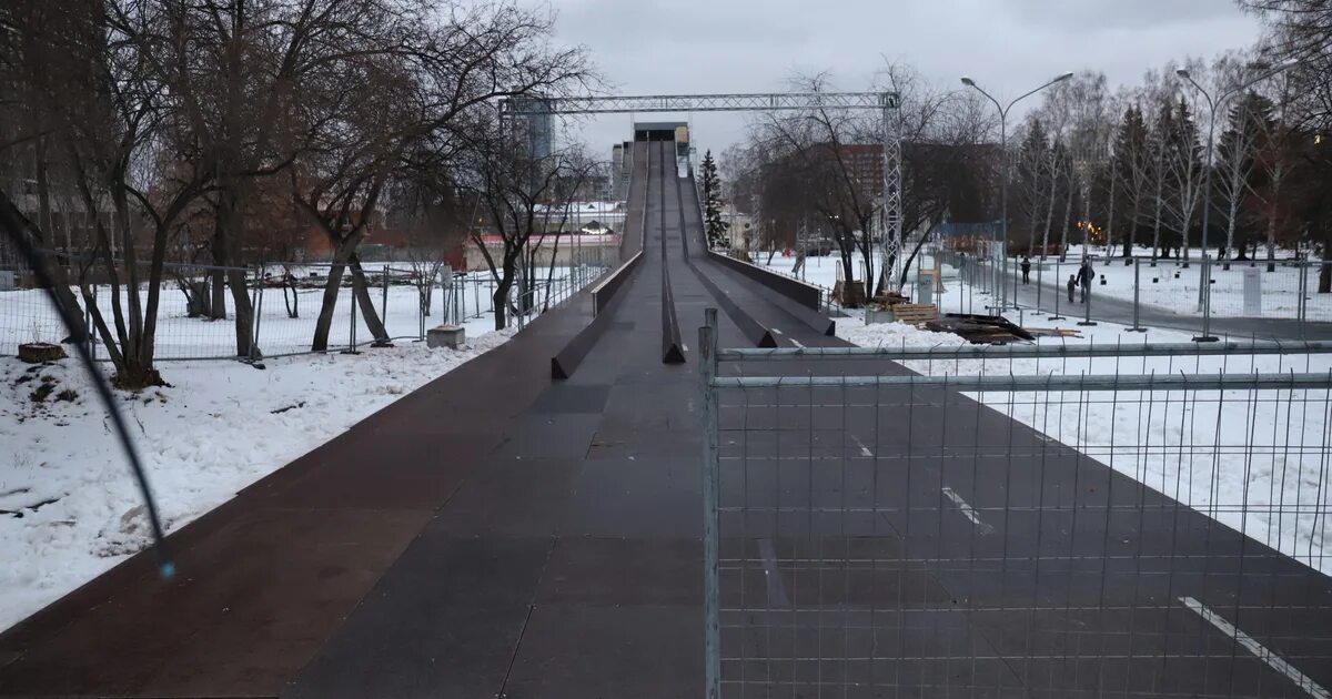 Парк маяковский горка. Парк маяковского екатеринбург аттракционы американские горки. Тинькофф горка екатеринбург парк маяковского. Горки в цпкио екатеринбург. Горка в парке маяковского екатеринбург 2022.
