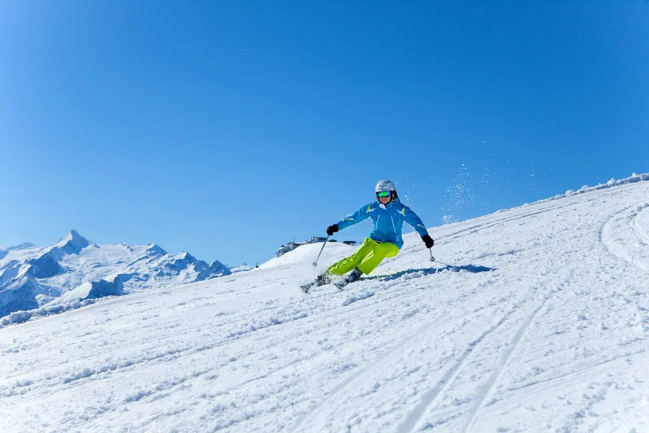 Zell am see лыжники. Австралийские Альпы. Ski. Горнолыжный склон силуэт. See ski