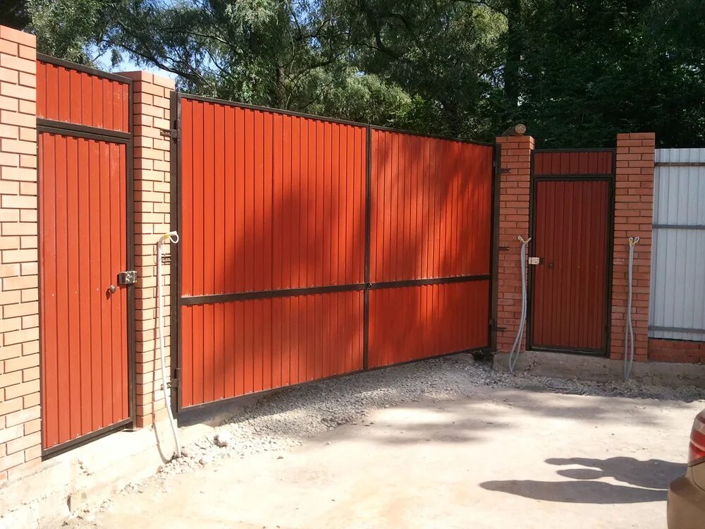 Заполнение распашных ворот. Ворота распашные из профнастила. ворота для дачи распашные. распашные ворота с профлистом. ворота въездные распашные металлические.