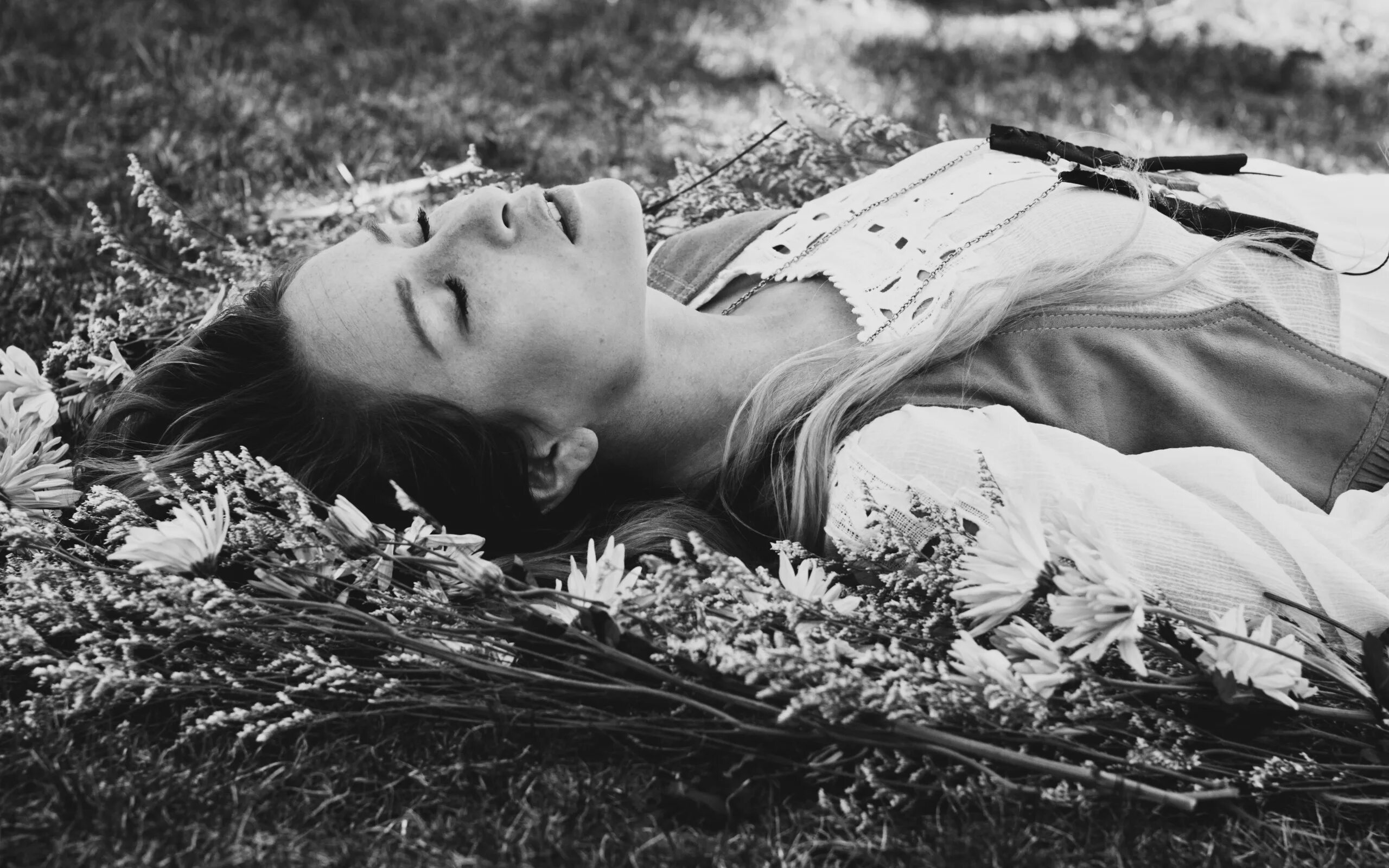 Саша устала. Девушка лежит на траве. Девушка лежит черно белое.